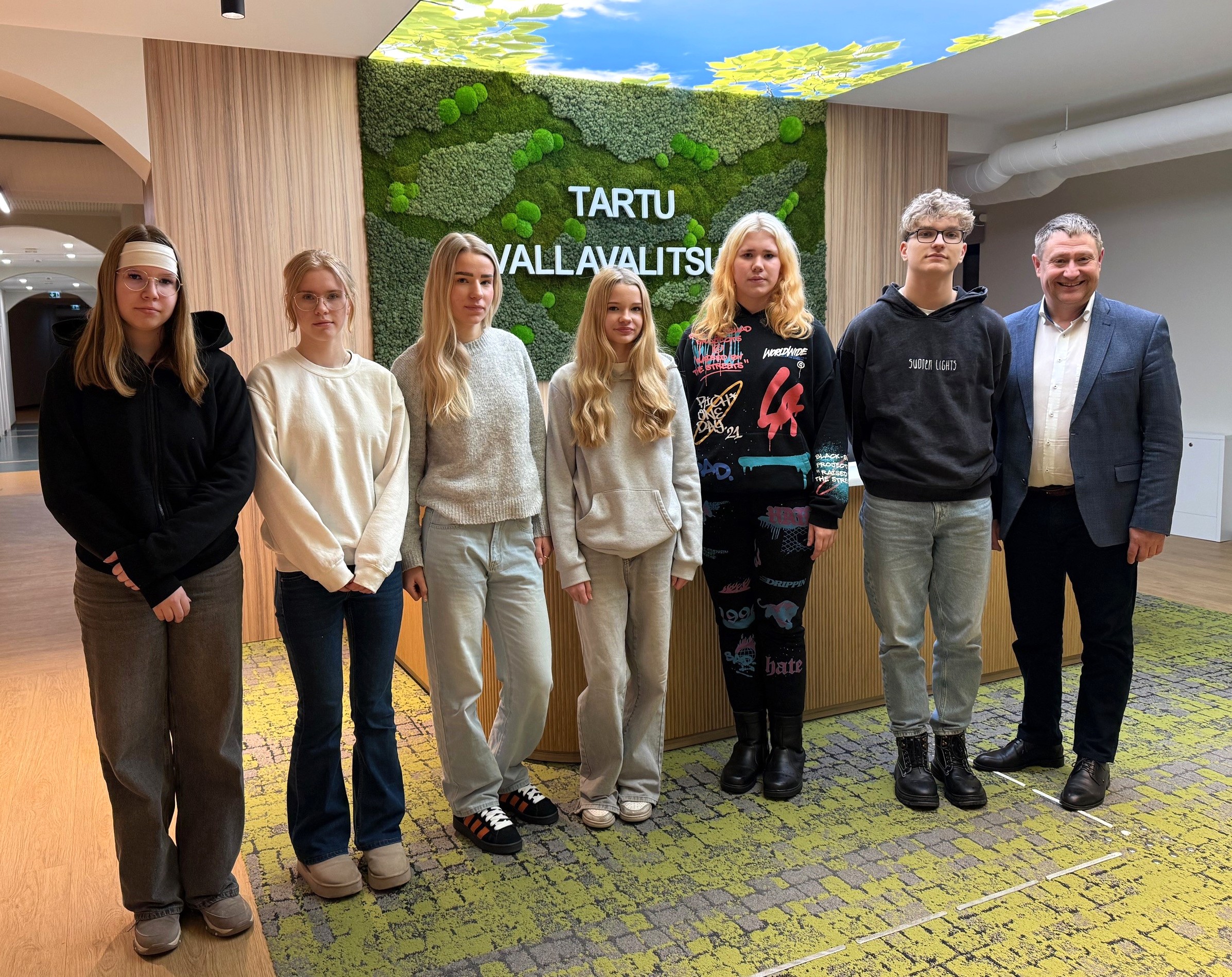 Tartu valla noortevolikogu, seitse inimest seisavad